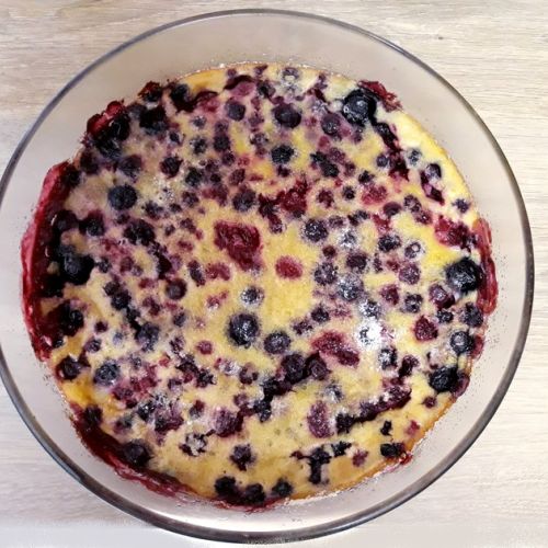 Almond and red fruit clafoutis: a light recipe