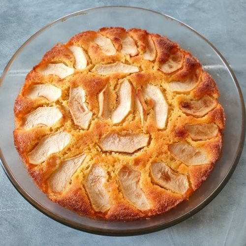 Apple polenta cake: a gluten-free dessert