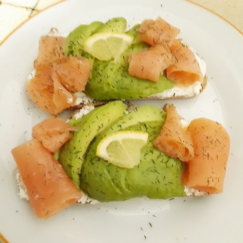 Avocado toast with salmon: an easy recipe