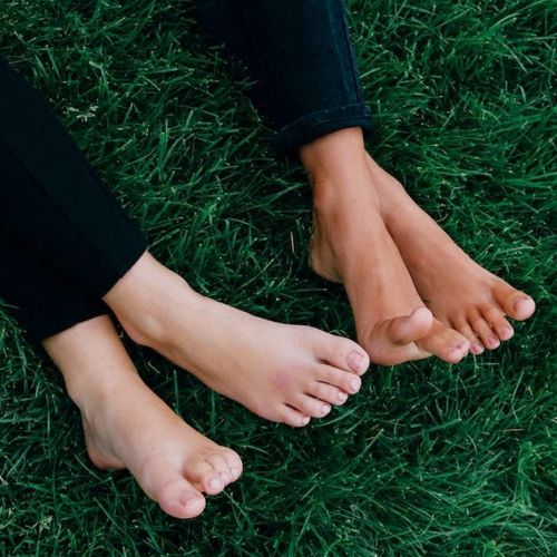 Barefooting: walking barefoot for more well-being