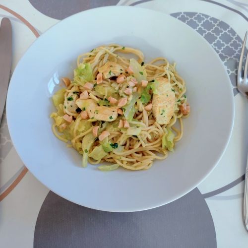 Chinese noodles with chicken and cabbage: an exotic recipe