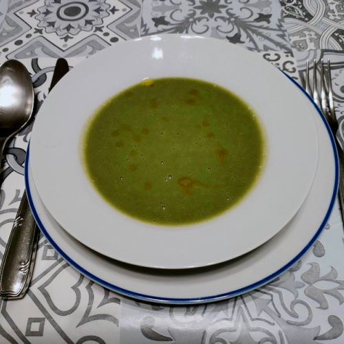 Creamy pea and lettuce soup: a spring recipe.
