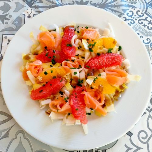 Endive salad with grapefruit and smoked salmon: an easy recipe