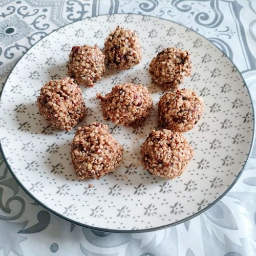 Energy balls with prunes and sesame: an easy recipe