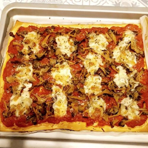 Forest pizza with chanterelles: an autumn recipe