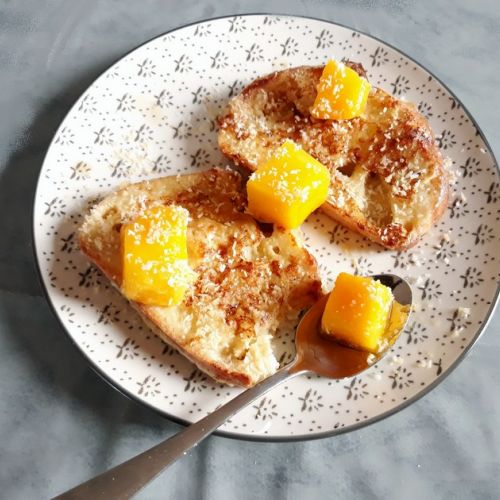French toast with coconut milk and mango: an easy recipe