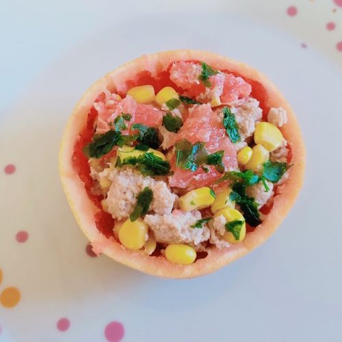 Grapefruit stuffed with tuna and corn: an easy and cheap recipe