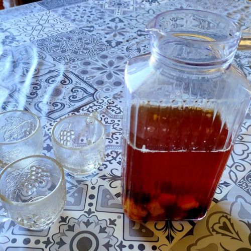 Iced tea with fruit: an original non-alcoholic drink