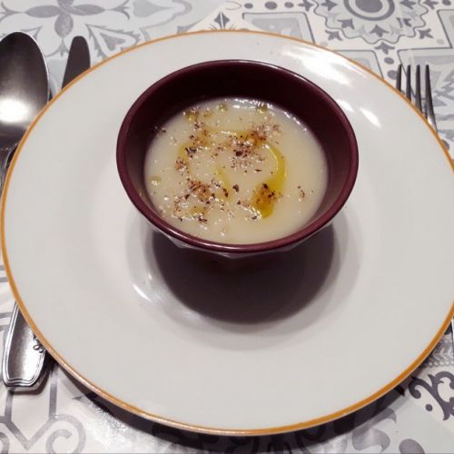 Jerusalem artichoke soup with truffle oil: a festive recipe