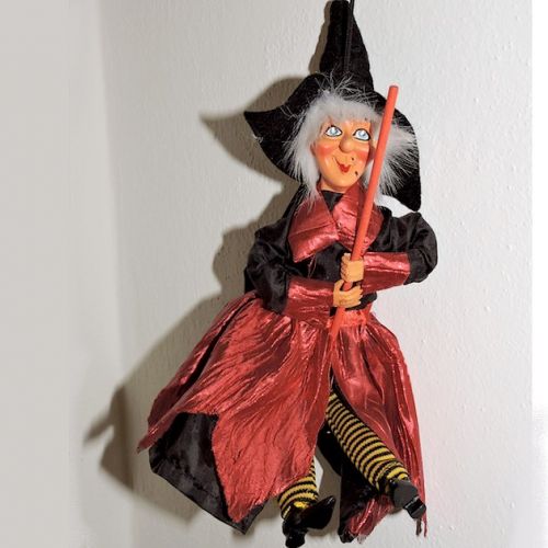 La Befana : the nice witch of the Epiphany in Italy