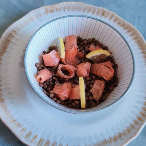Lentil salad with smoked salmon: a simple recipe