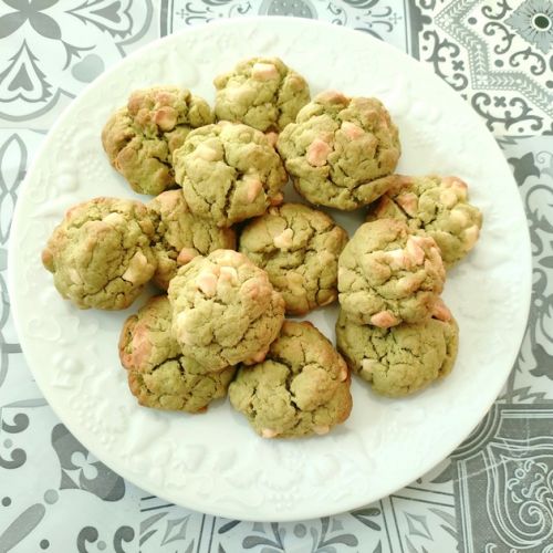 Matcha and white chocolate chip cookies: the easy recipe