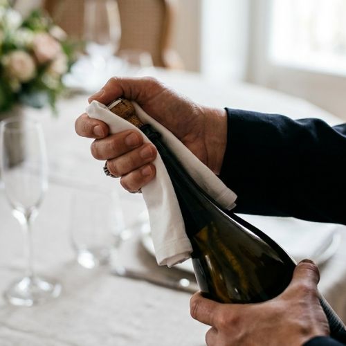 Opening a bottle of champagne: the foolproof technique for uncorking without breaking.