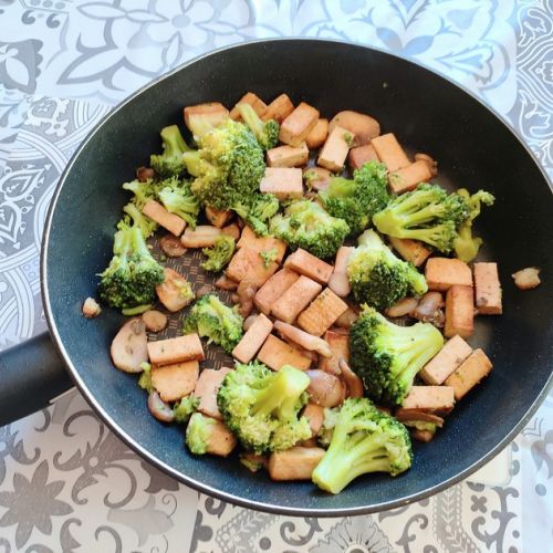 Pan-fried tofu with broccoli: a vegetarian recipe
