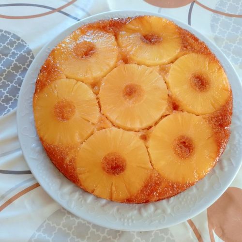 Pineapple Upside-Down Cake: a delicious caramelized cake.