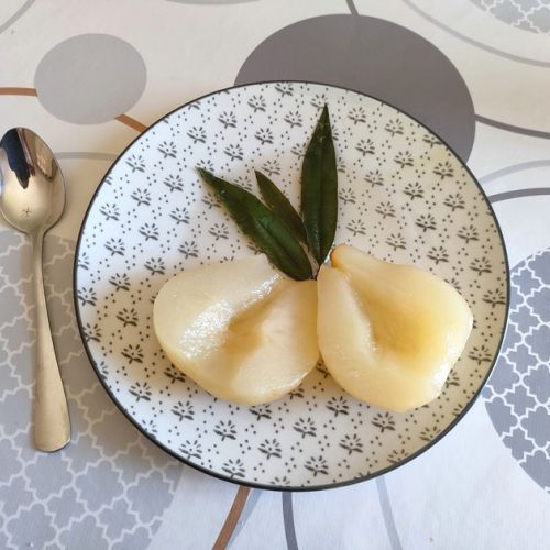Poached pears in verbena syrup: an easy recipe.