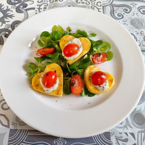 Polenta and lamb's lettuce hearts: a Valentine's Day starter