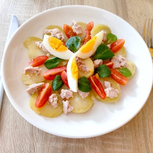 Potato, tuna, and tomato salad: an easy recipe.