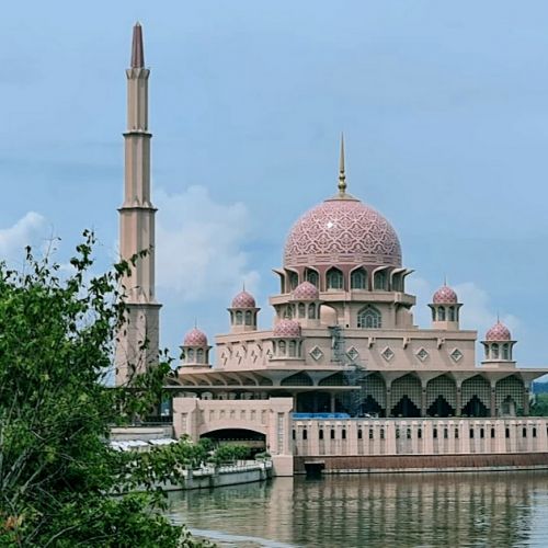 Putrajaya in Malaysia: visit the pink mosque and much more