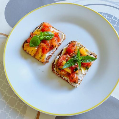 Raw bruschetta: an easy recipe for summer