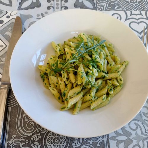 Rocket pesto pasta: an easy recipe.