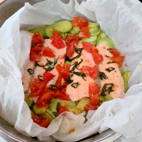 Salmon and zucchini papillote: a recipe for summer