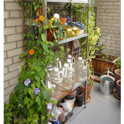 Small balcony: 5 clever storage solutions to save space.