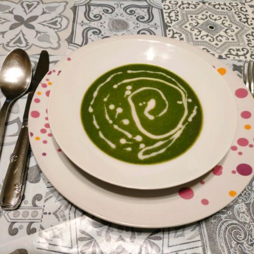 Spinach and lamb's lettuce soup: an easy recipe
