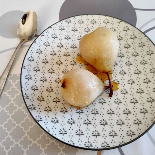 Steamed pears with honey lemon sauce: a light recipe.