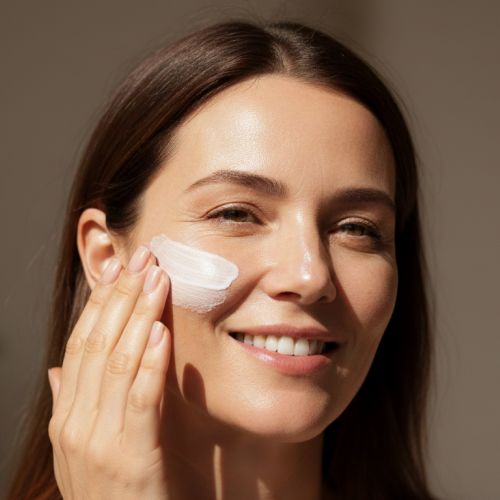 Taking care of your skin after 40: between dermatology and aesthetic medicine.