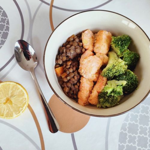 The green lentil and semi-cooked salmon bowl: a balanced recipe.