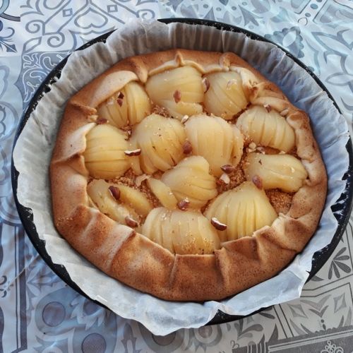 The rustic pear and hazelnut tart: an easy recipe