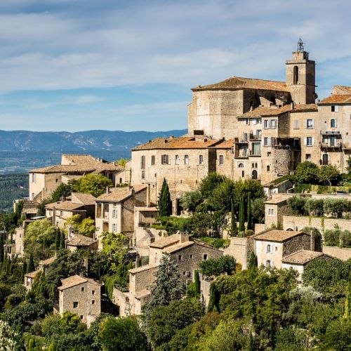 The village of Gordes: a tourist gem in Vaucluse.