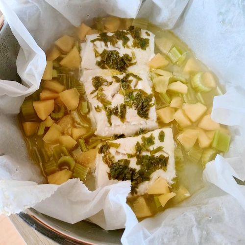 The white fish papillote with celery and apple: a light recipe.