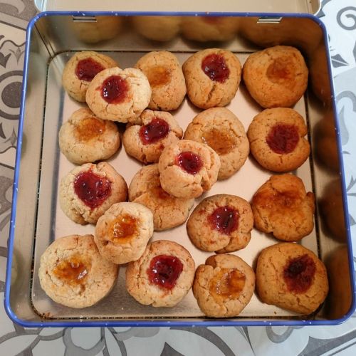 Thumbprint cookies: easy to make jam cookies