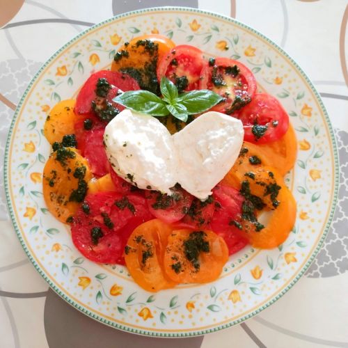 Tomato and burrata salad: an easy recipe.