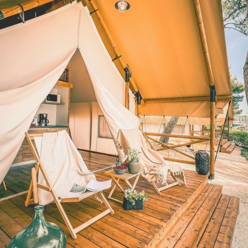 What is the difference between camping and glamping?